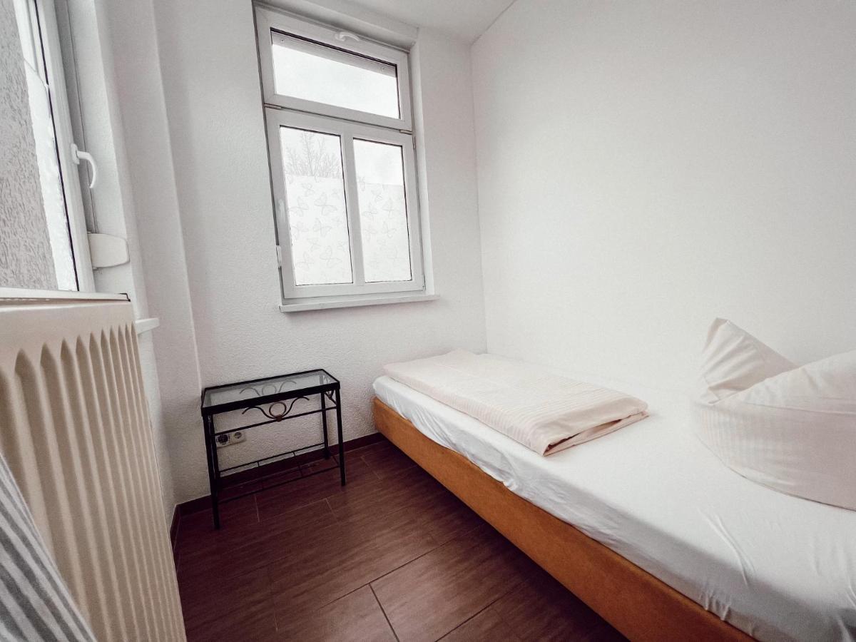 Linden Mit Ladestation Fuer E-auto